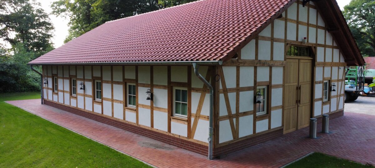 Bau einer Scheune und eines Wohnhauses mit historischen Eichenbalken